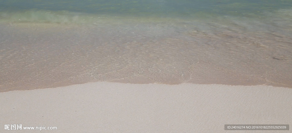 海浪拍打在白色沙滩