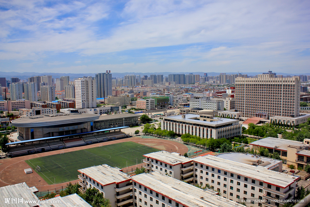 俯瞰财大校园 足球场