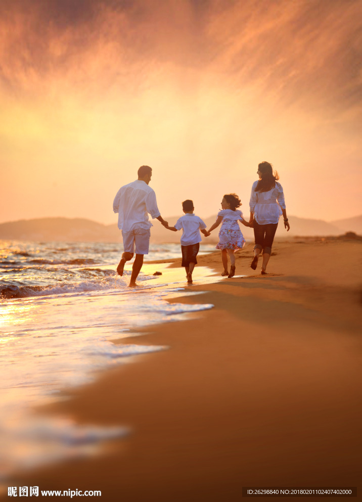 金色沙滩家人背影图