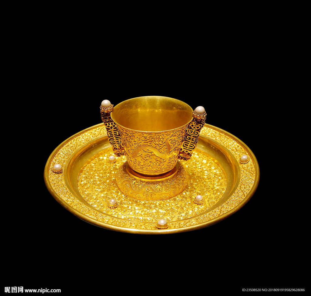 华丽的黄金杯子与盘子