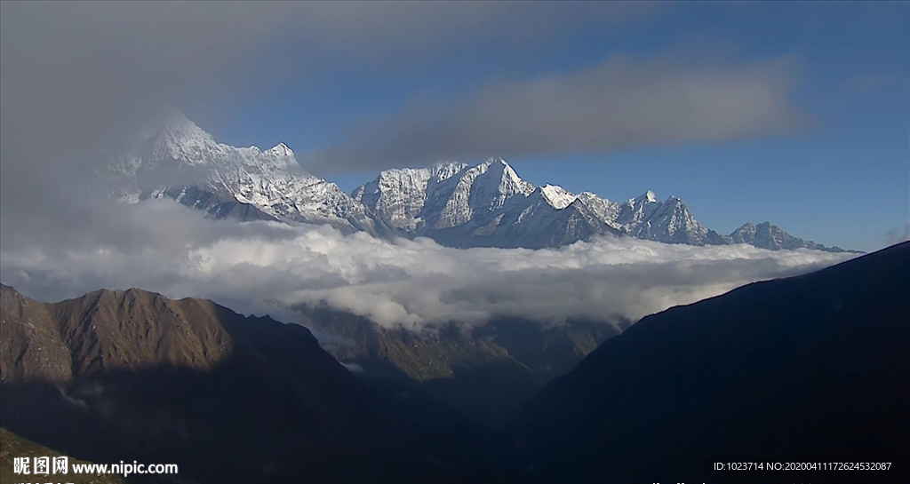 雪山高原云雾缭绕