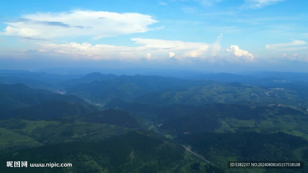 高空航拍俯瞰蓝天白云太行山