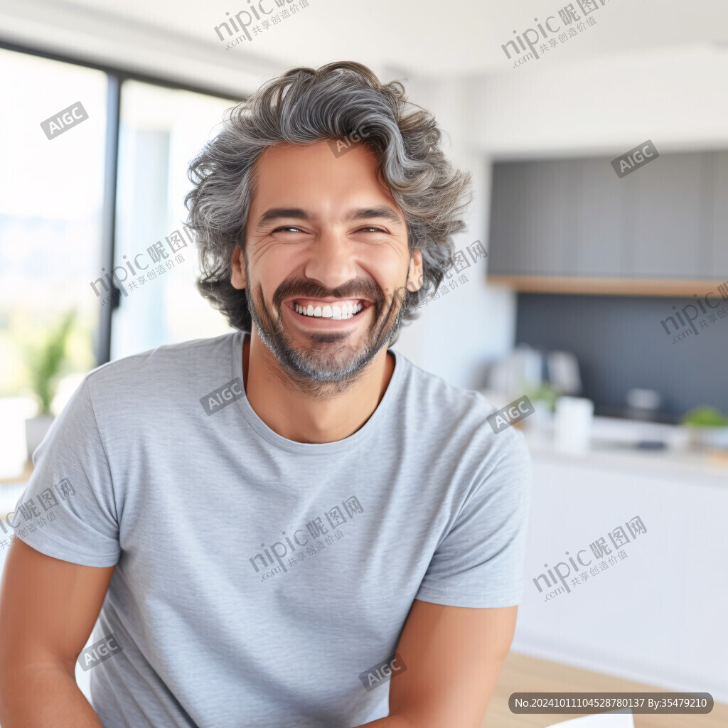 褐色的头发微笑的人