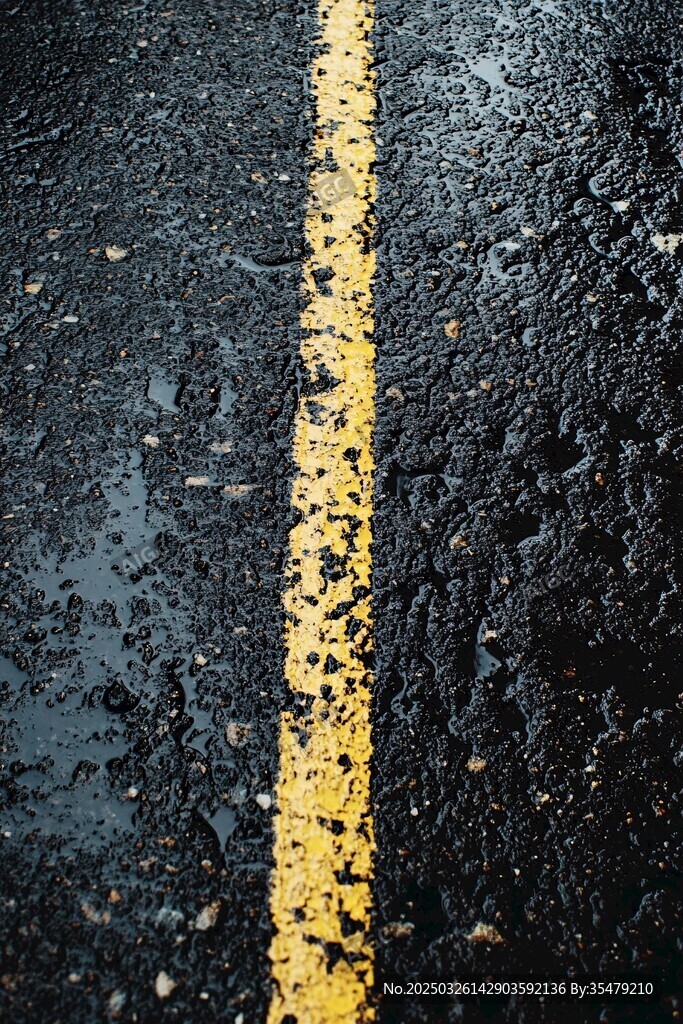 潮湿路面上的黄色分隔线