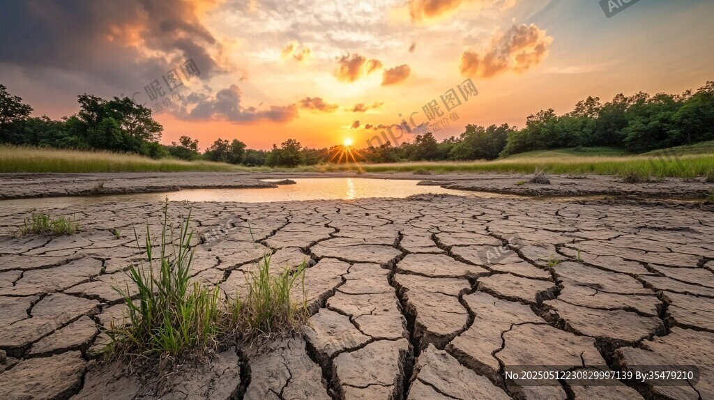 夕阳下干裂土地与小水塘