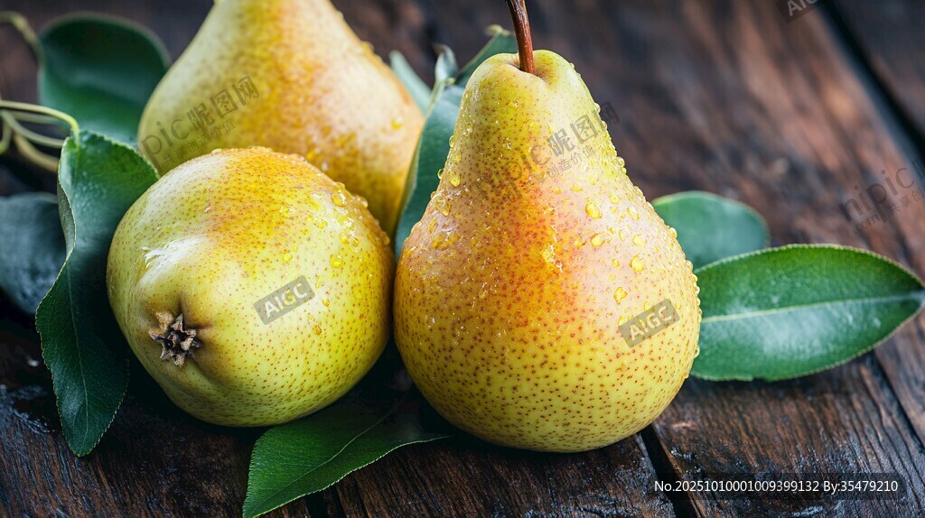 木桌上的鲜嫩多汁梨子