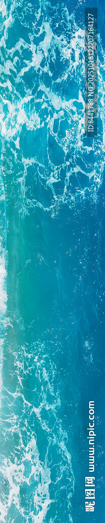 清澈海水泛起白色浪花