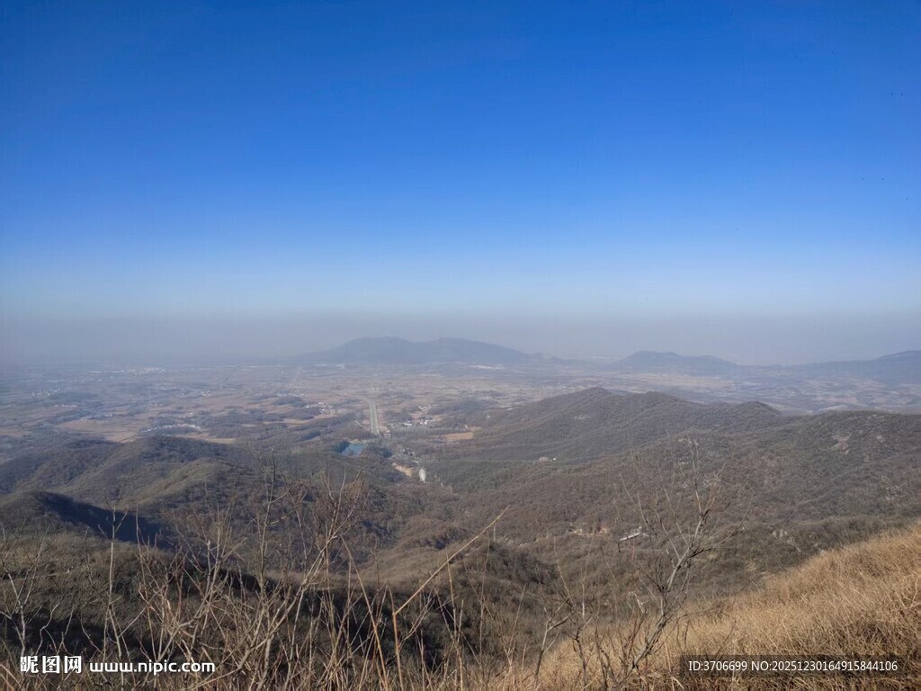 山巅远眺辽阔壮美风光