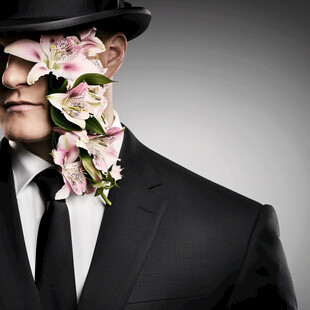 戴花饰陶男子头像