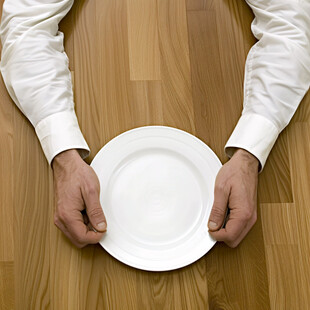 一只端盘子的手