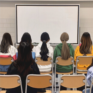 大学讲座海报人物形象