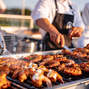 正在烧烤的厨师