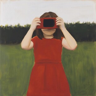 拿手机拍照的女孩