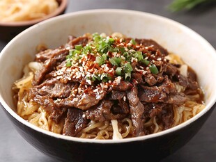特色麻辣牛肉拌面