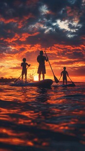 黄昏赶海的小孩