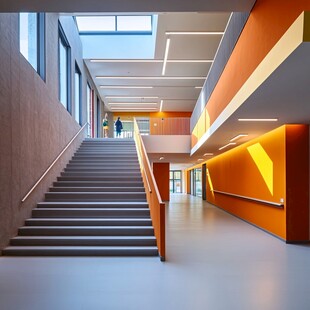 楼梯学生校外活动中心