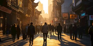 夕阳下的城市街道