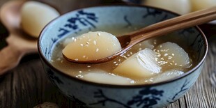 美味银耳羹 撒上白芝麻 健康滋养 享受美味