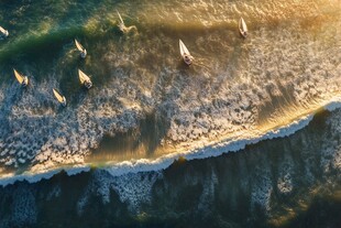 帆船与海浪的舞蹈