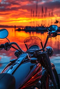 夕阳映照下的摩托车与码头
