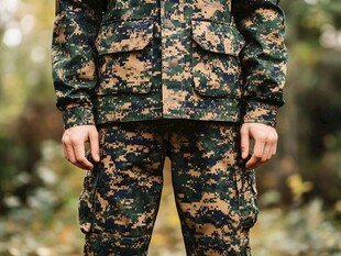 森林中的迷彩服个体