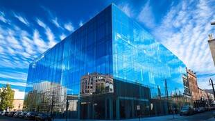 城市中的玻璃立面建筑