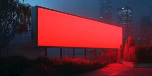 城市夜景中的红色广告牌