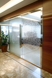 现代办公室的玻璃隔断和木质装饰