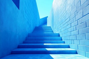 蓝色阶梯 砖墙走廊 晴朗天空