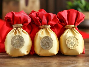 金黄红绸布袋 中国传统图案 用于礼仪场合