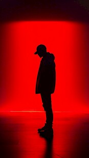 红色背景下的剪影人物