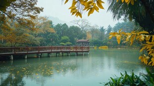 秋日湖光 木桥静卧