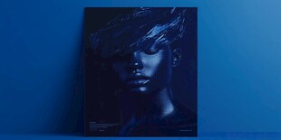 蓝色背景下的神秘人像艺术