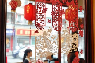 窗上喜庆剪纸迎佳节