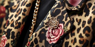 豹纹服饰上的精致花朵胸针