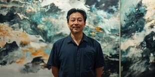 画家与其抽象画作前留影