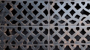 金属镂空格子图案装饰