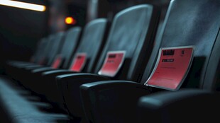 影院空座上的观影提示单