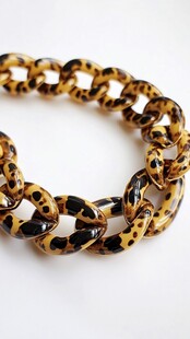 豹纹链条手链饰品特写