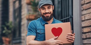 微笑快递员手持爱心包裹