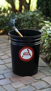 户外吸烟桶内插着香烟