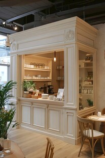 优雅复古风咖啡店一角