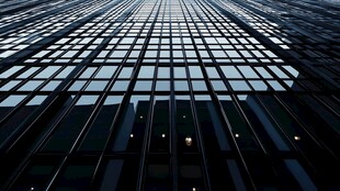 仰视摩天大楼玻璃幕墙