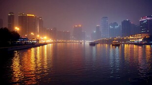 城市河畔璀璨夜景