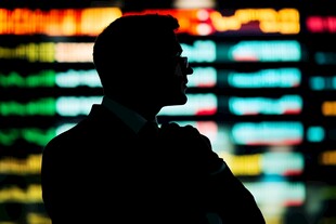 商务人士于数据屏前剪影