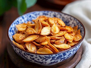 蓝花瓷碗中的美味香瓜子