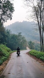一人骑行在山间蜿蜒小道