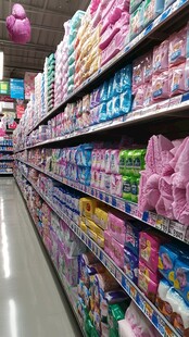 超市货架上琳琅满目的纸品