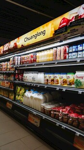 超市货架上的多样食品