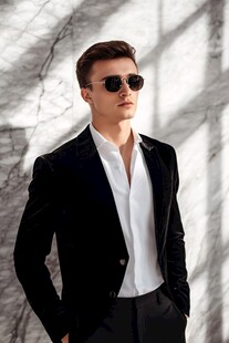 帅气型男身着西装戴墨镜